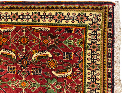 Poshti-tapijt 63x61 cm Detailweergave: rood ornamentveld met groene en gele motieven.