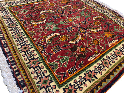 Poshti-tapijt 63x61 cm Detailaanzicht: rood patroon met dieren-/ornamentmotieven en sierrand.