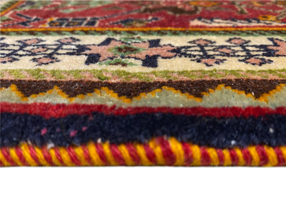 Poshti-tapijt 63x61 cm close-up: veelkleurige geweven rand met franjes en een hoge structuur.