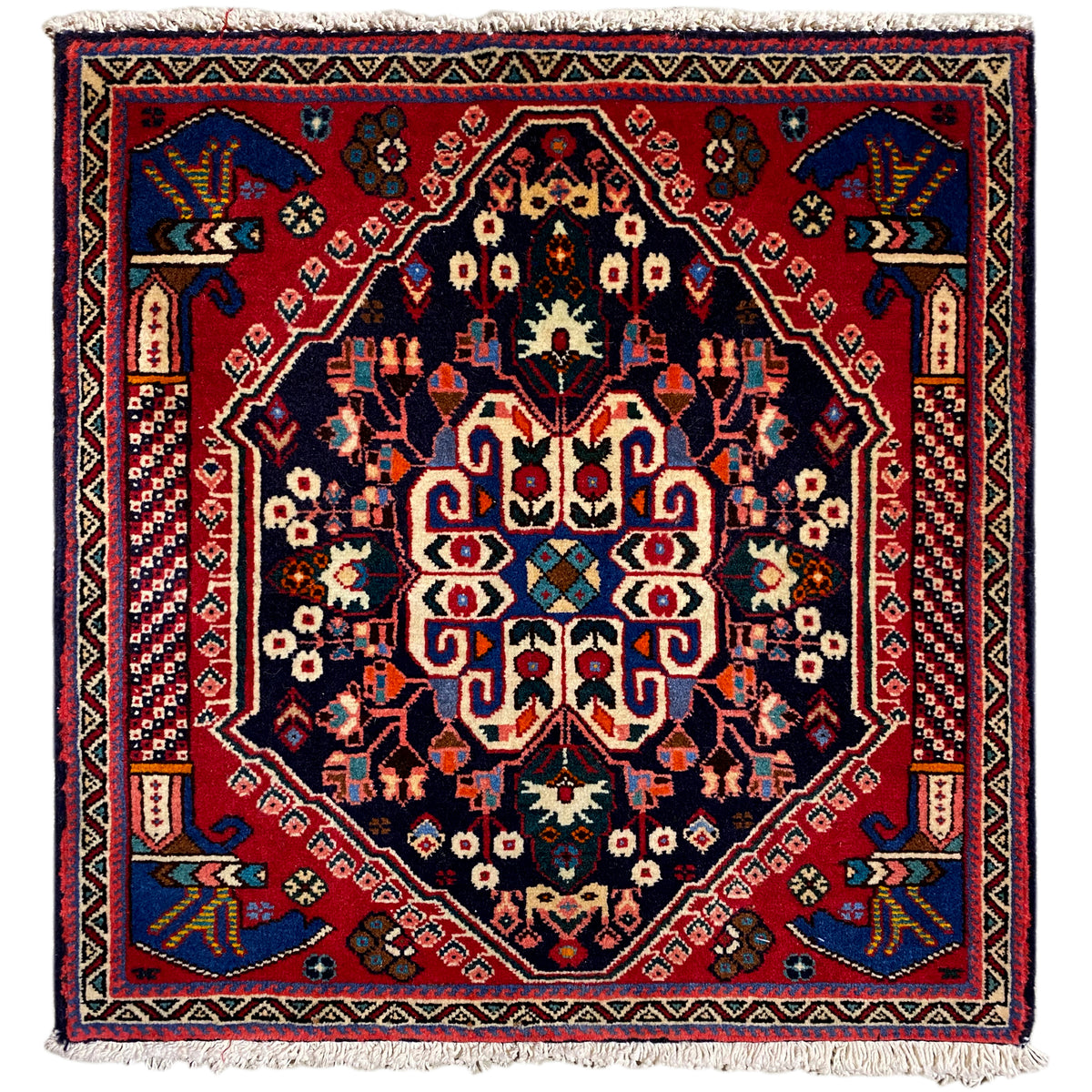 Poshti-tapijt 66x63 cm met donkerblauw, rood en een gedetailleerd ornamentpatroon