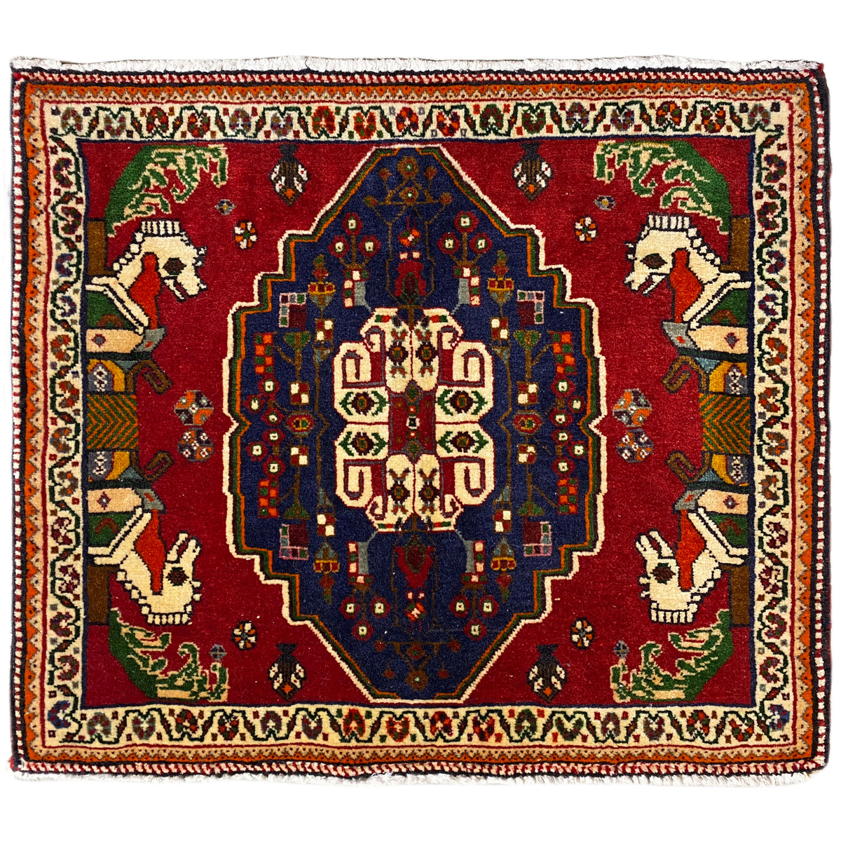 Poshti-tapijt, rood grondpatroon met blauw medaillon en dierenfiguren