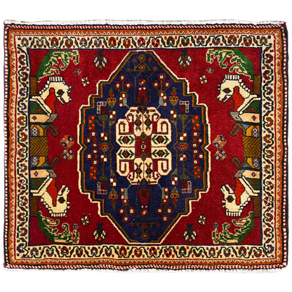 Poshti-tapijt, rood grondpatroon met blauw medaillon en dierenfiguren