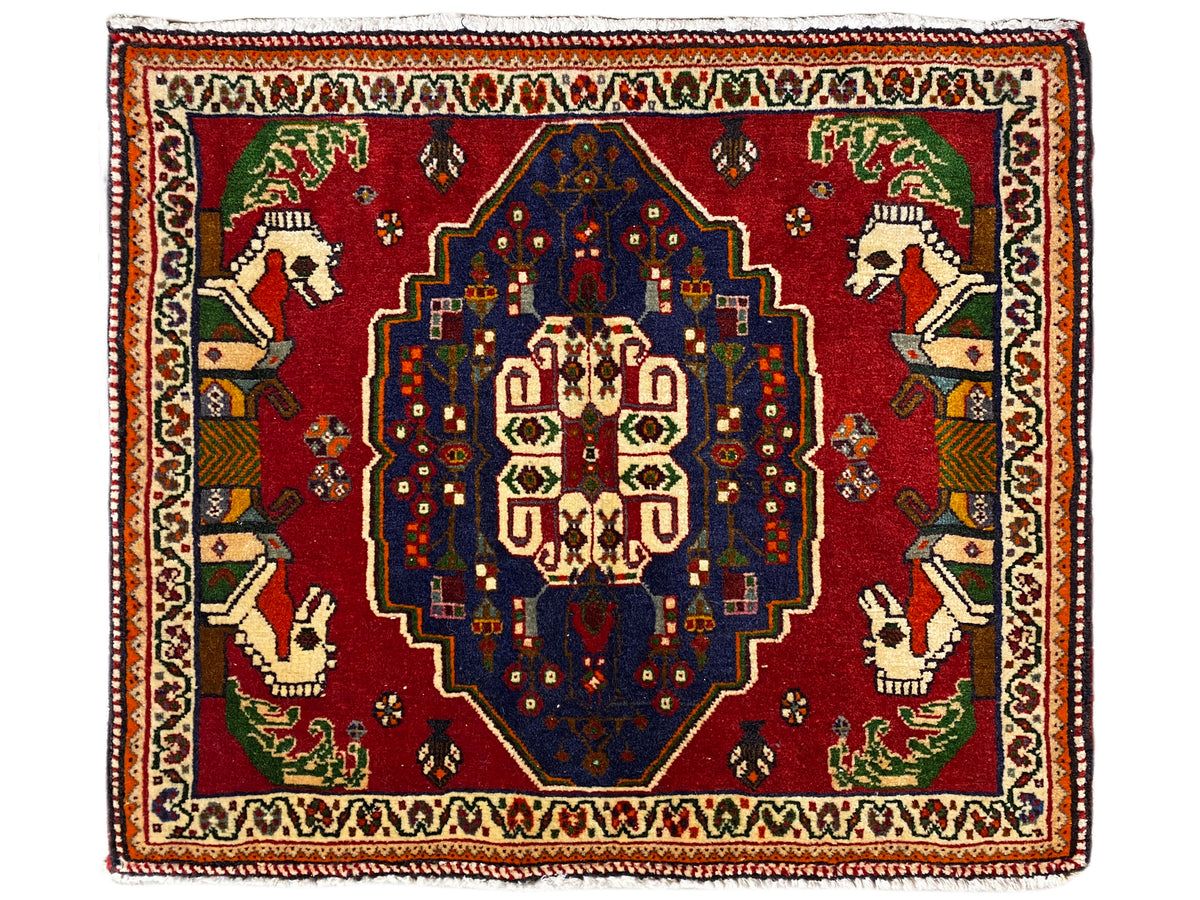 Poshti-tapijt met rode ondergrond, blauw centraal medaillon en decoratieve rand