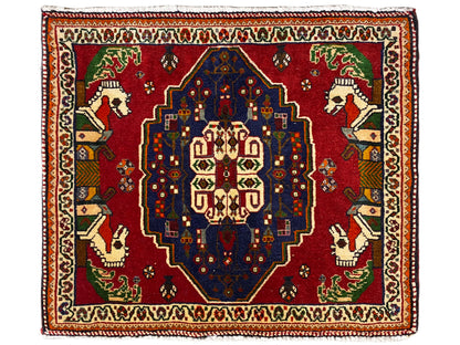 Poshti-tapijt met rode ondergrond, blauw centraal medaillon en decoratieve rand