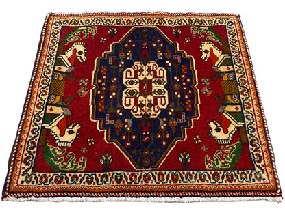 Poshti-tapijt, vierkant, rode ondergrond, blauw centraal medaillon en kleurrijke rand