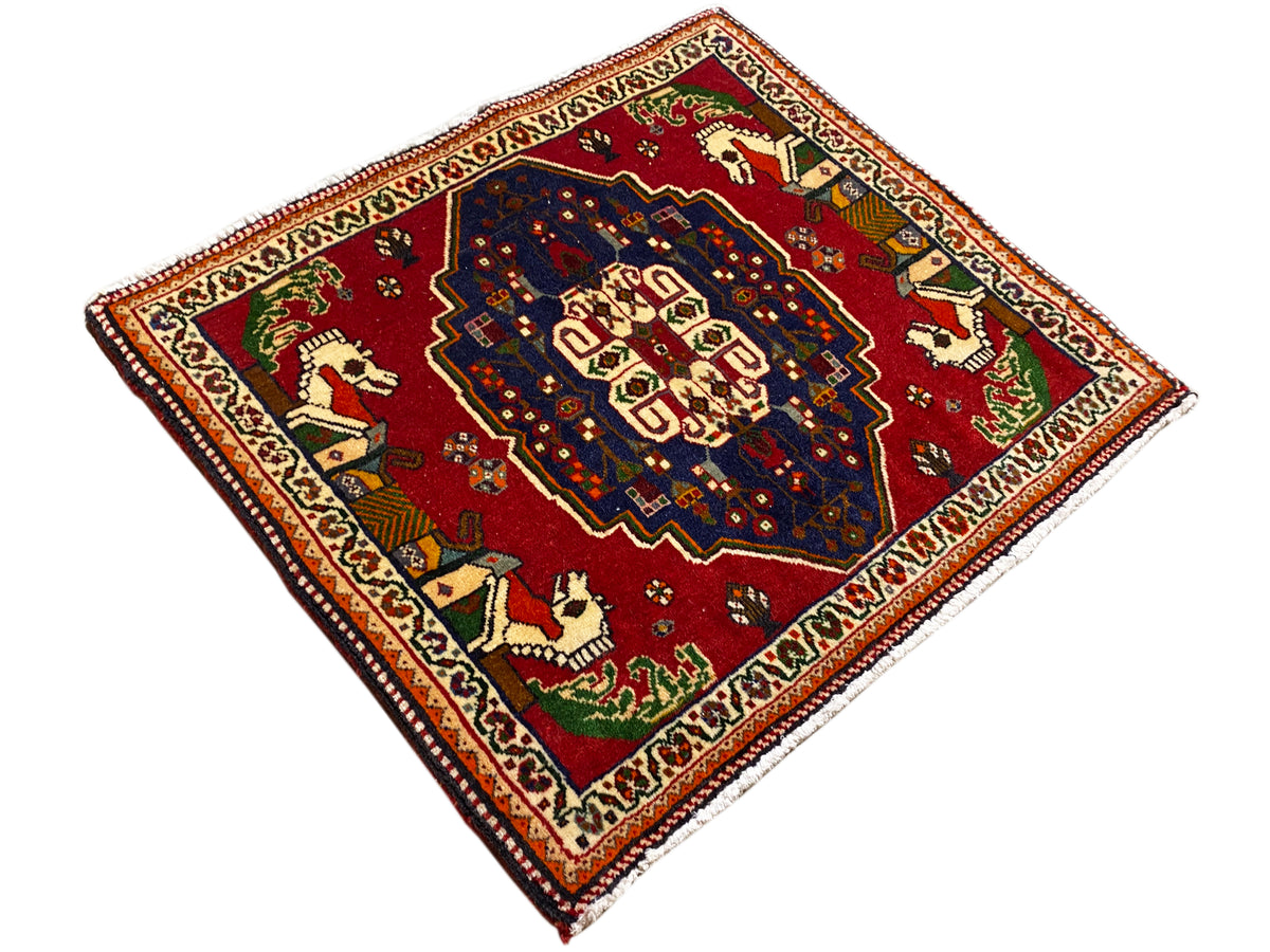 Poshti-tapijt in ruitweergave, rood veld met blauw ornamentcentrum