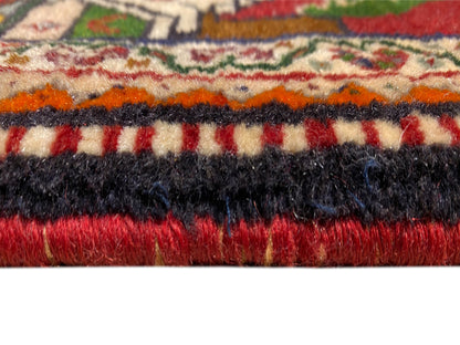 Poshti-tapijtdetail: veelkleurige pool met zwarte en rode franjerand