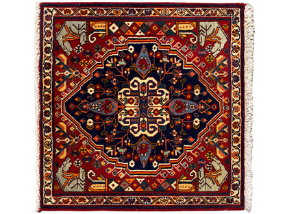 Vierkant vloerkleed met rode ondergrond, blauw patroon met ster en decoratieve randen
