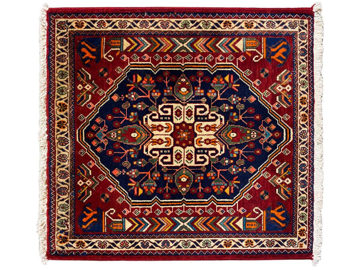 Vloerkleed 63x60 cm in donkerblauw met rood patroon, randstrook en franjes