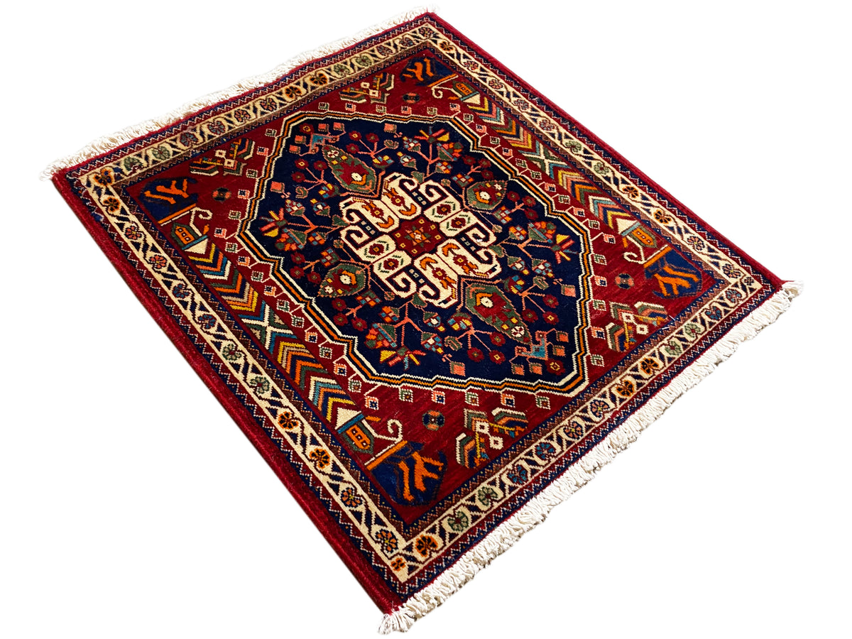 Tapijt 63x60 cm met geometrisch ornamentpatroon, blauw middengedeelte en franjes