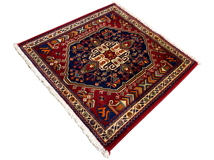 Tapijt van 63x60 cm met diagonale aanblik: donkerblauw midden, rode rand, franjes
