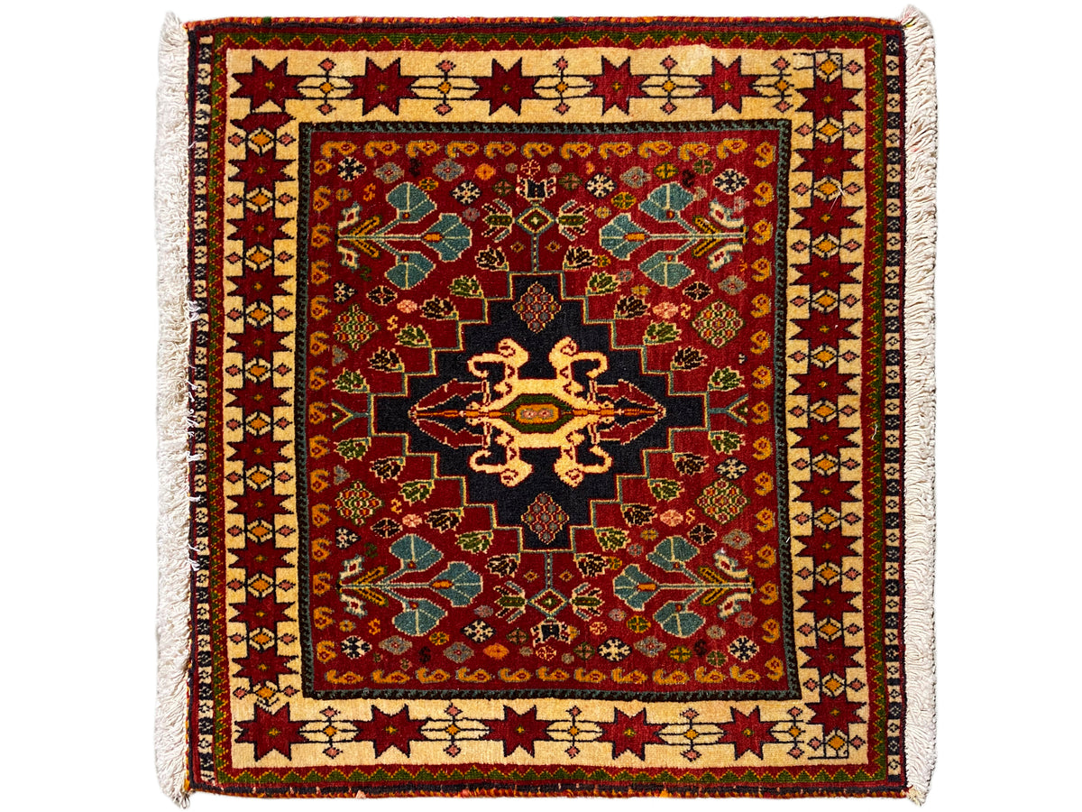 Tapijt 60x58 cm: rood ornament, zwart midden, gekleurde rand, franjes