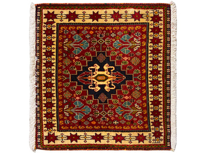 Tapijt 60x58 cm: rood ornament, zwart midden, gekleurde rand, franjes