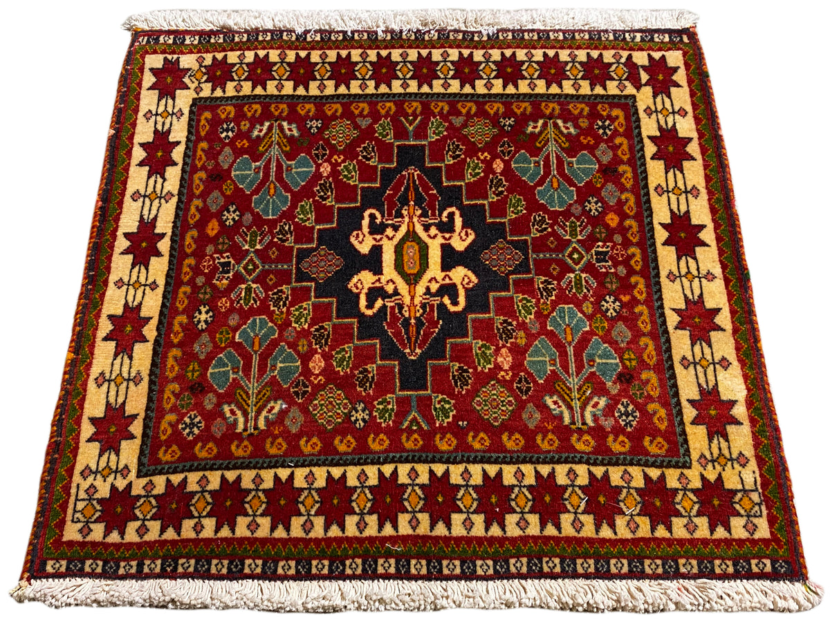 Vloerkleed 60x58 cm in rood: oriëntaals randornament, zwart centraal medaillon, franjes