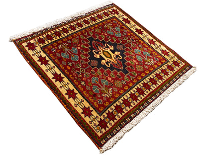Tapijt 60x58 cm, diagonale weergave: rode ondergrond, zwart medaillon, hoekfranjes