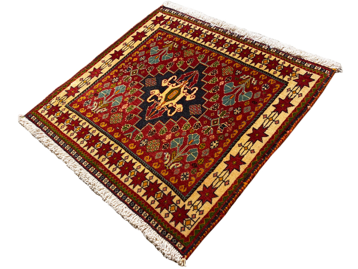 Tapijt 60x58 cm, diagonale weergave: rood veld met zwart centrum, franjes
