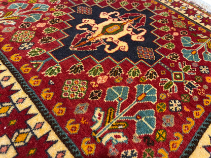 Tapijtdetail: zwart medaillon met gele patronen en kleurrijke ornamenten