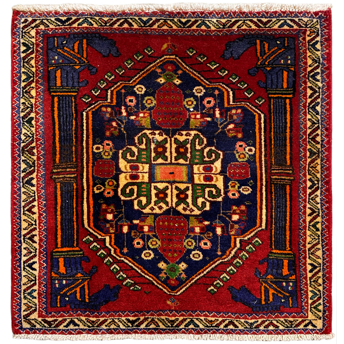 Poshti-tapijt, vierkant 66x62 cm, rood patroon met blauw-gele sierboorden.
