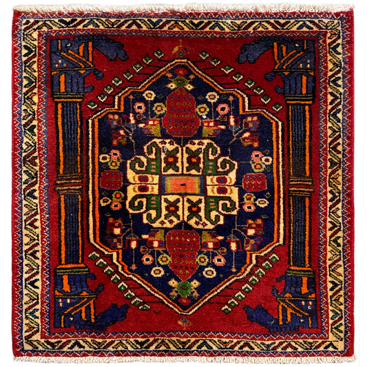 Poshti-tapijt, vierkant 66x62 cm, rood patroon met blauw-gele sierboorden.