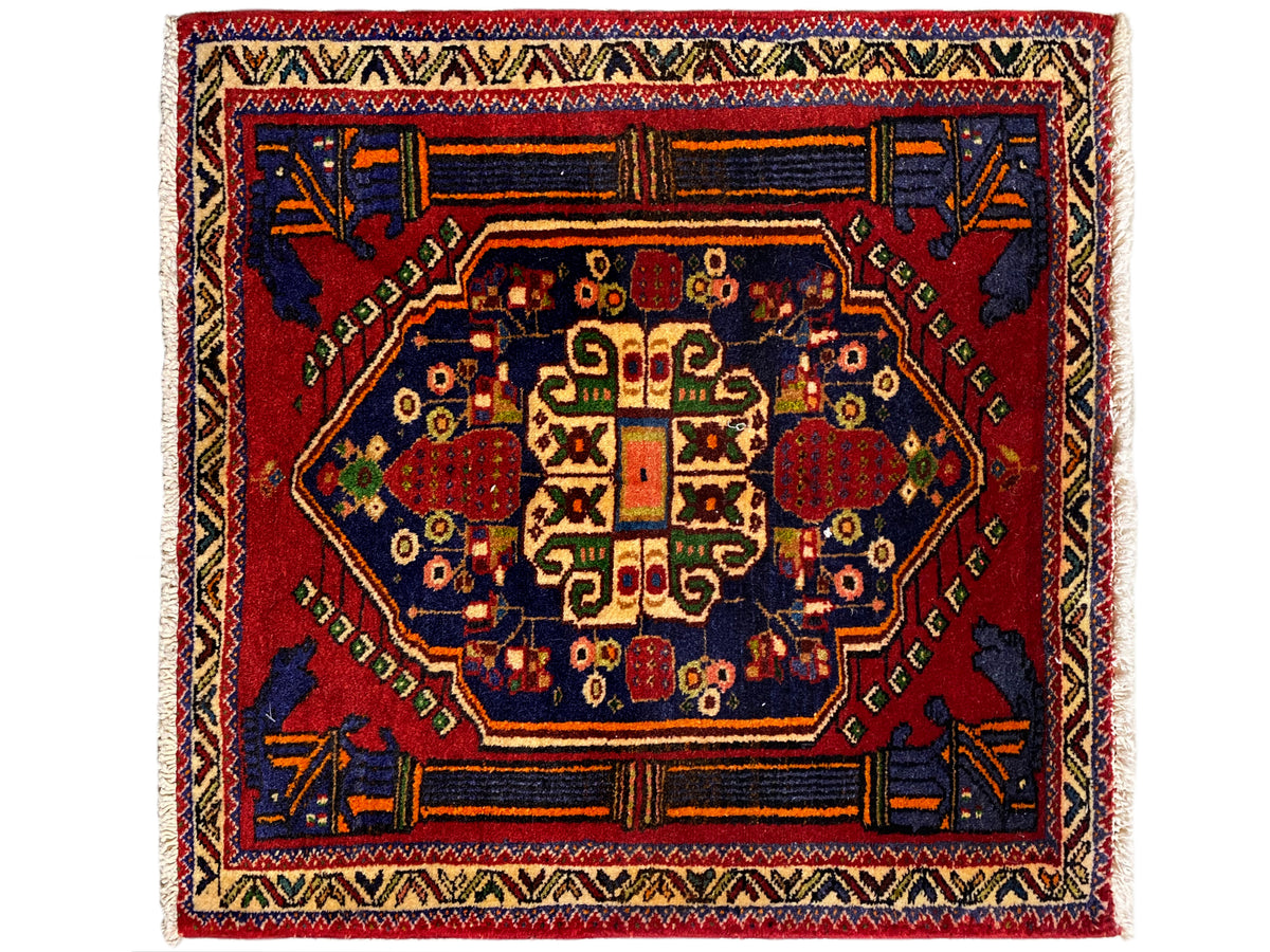 Poshti-tapijt 66x62 cm met rood centraal medaillon en blauw hoekornament.
