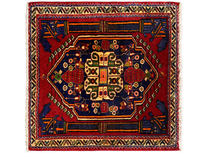 Poshti-tapijt 66x62 cm met rood centraal medaillon en blauw hoekornament.
