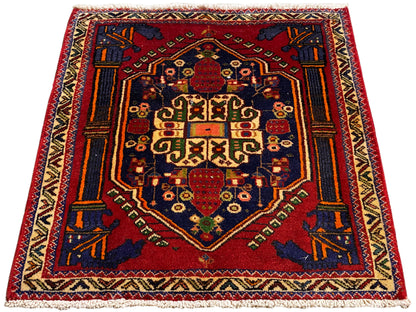 Poshti-tapijt 66x62 cm plat uitgespreid: rood centraal medaillon met geometrische ornamenten.