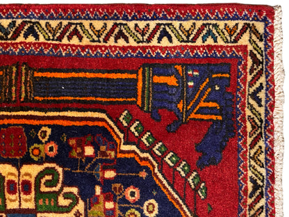 Poshti-tapijt 66x62 cm close-up: boordstroken en donkerblauw ornamentveld.