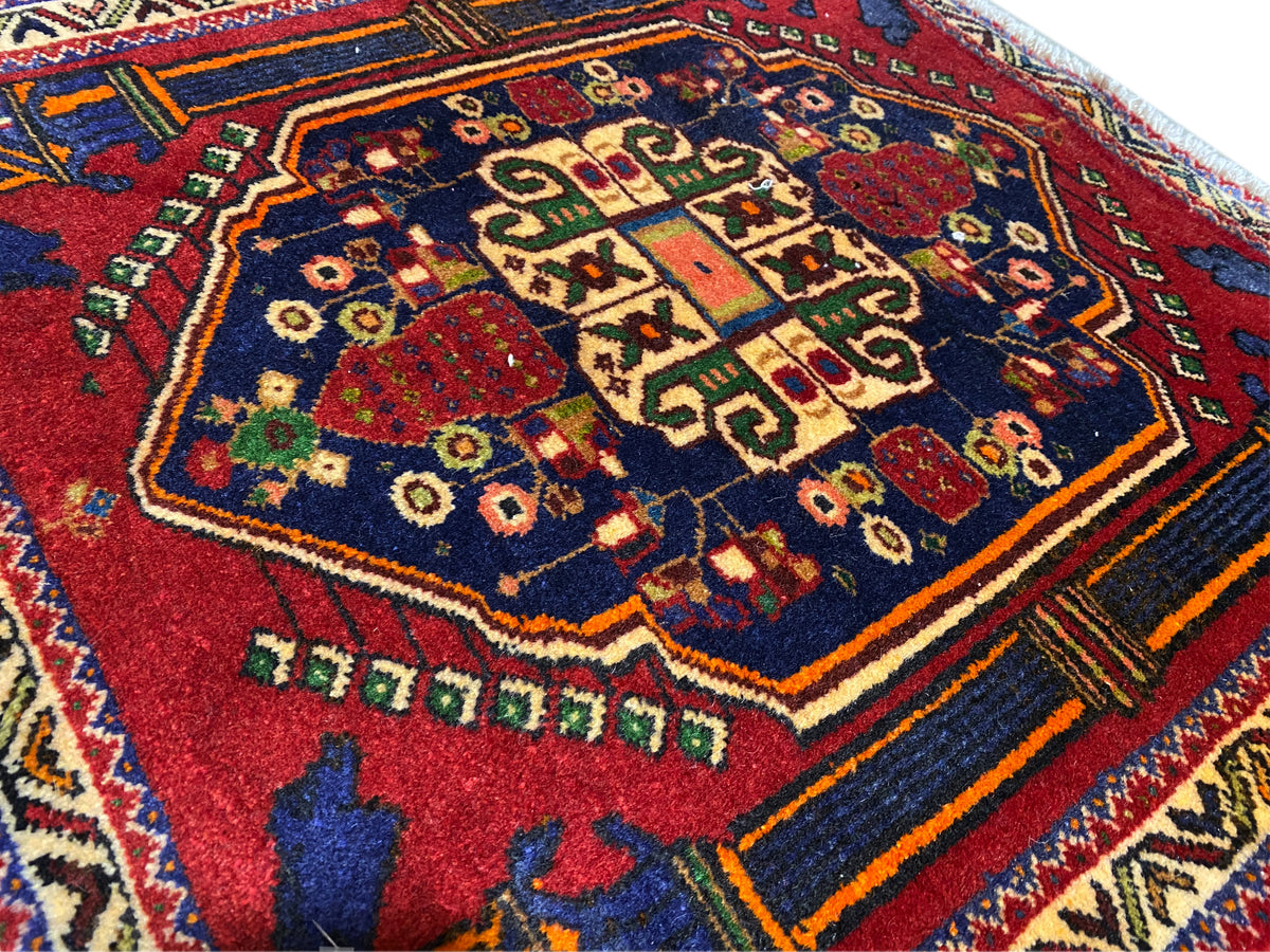 Poshti-tapijt 66x62 cm Detail: rood centraal patroon, blauw veld en kleurrijke sierlijnen.