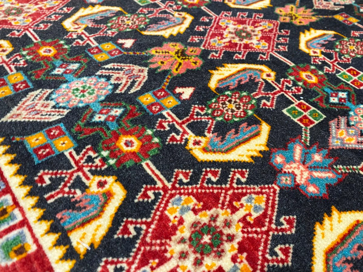 Tapijtoppervlak met kleurrijk geometrisch patroon, zwart, rood, groen en geel