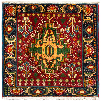 Rechthoekig tapijt (67x66 cm) met rood centraal medaillon, veelkleurige ornamenten en randversiering