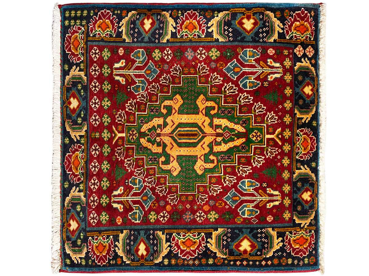 Rechthoekig tapijt (67x66 cm) met rode basis en donkere randboord, geometrisch patroon