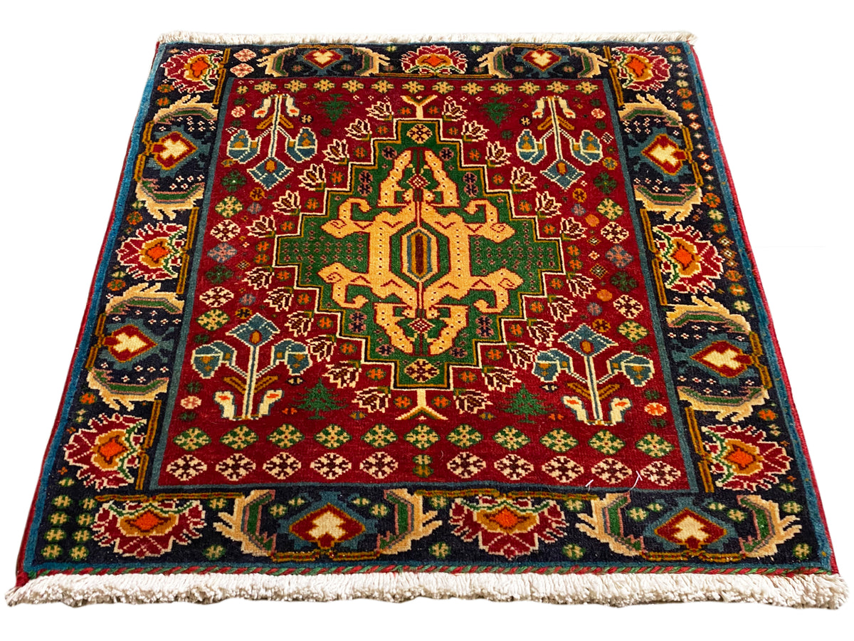 Rechthoekig tapijt (67x66 cm) met rood veld, centraal medaillon en veelkleurige randen