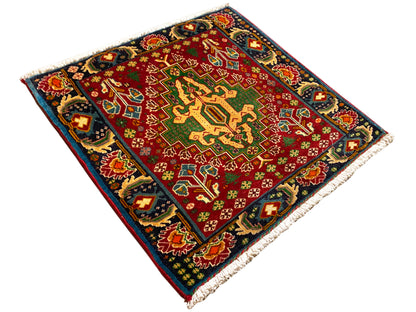 Rechthoekig tapijt (67x66 cm), diagonaal gefotografeerd; rood veld, donkere rand, franjes