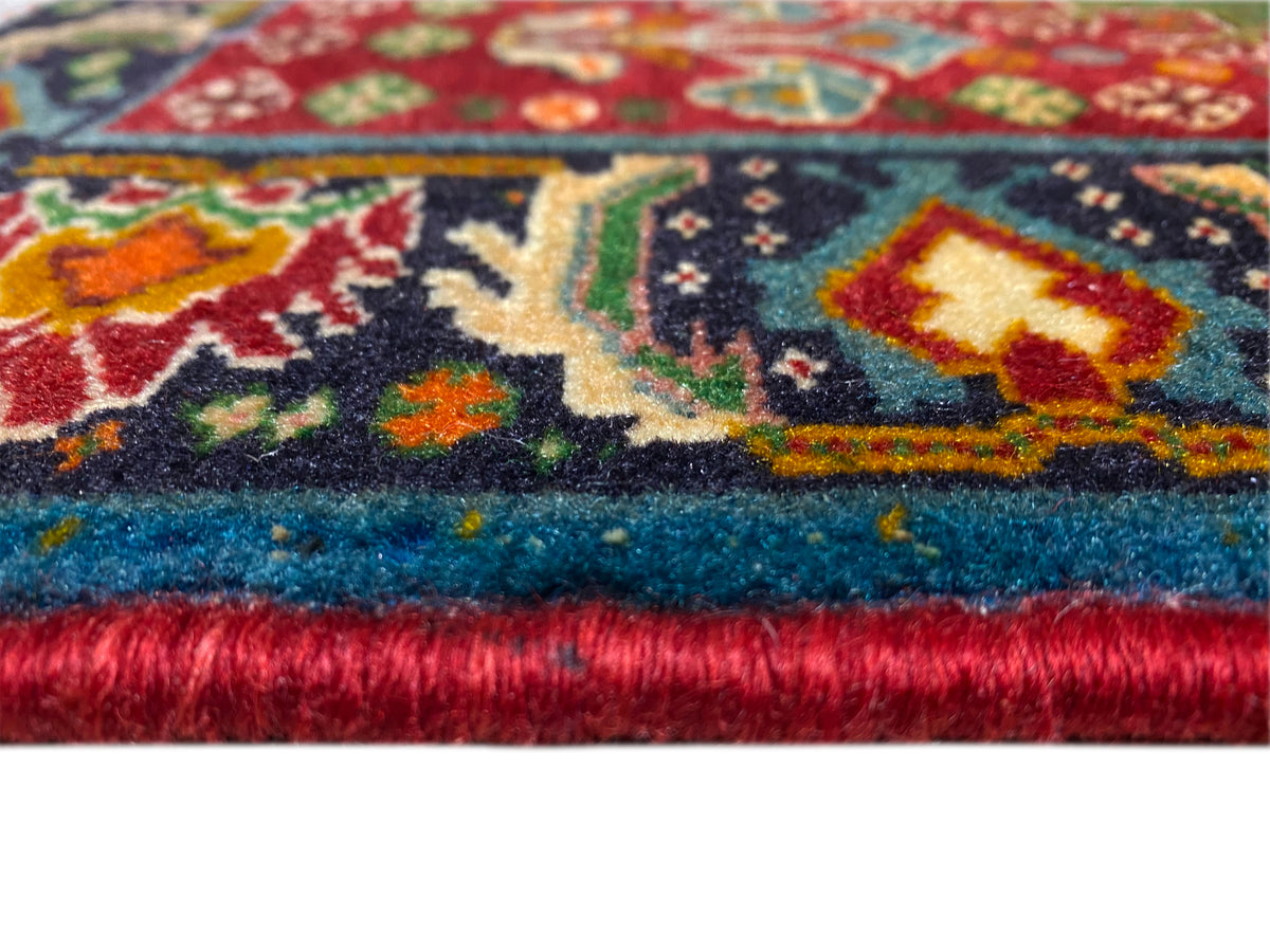 Tapijtrand in detail: veelkleurig ornamentmotief en dichte pool met franjerand