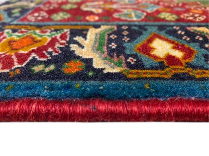 Tapijtrand in detail: veelkleurig ornamentmotief en dichte pool met franjerand