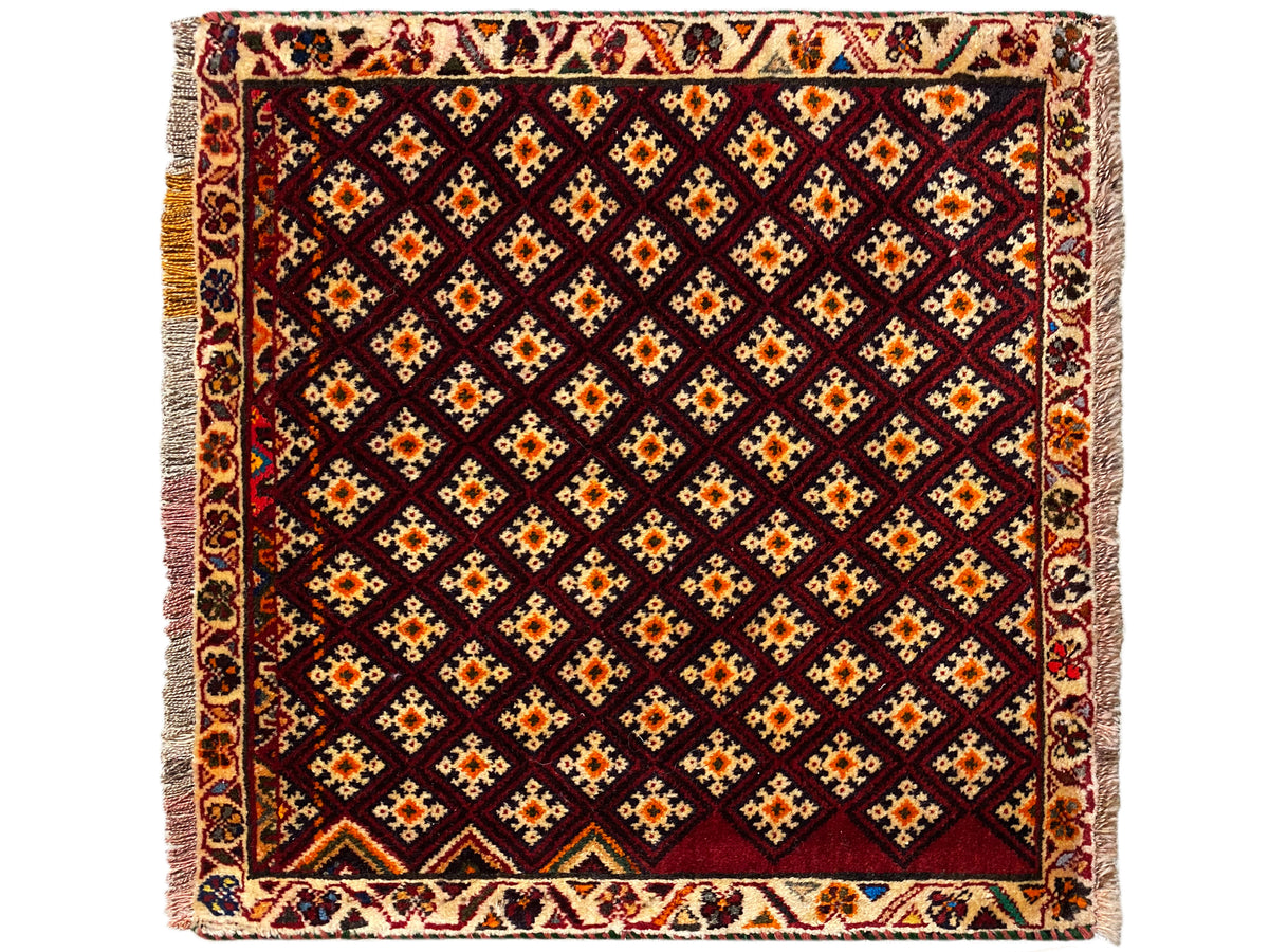 Poshti-tapijt 61x59 cm: vierkant, geometrisch ruitpatroon in donkerrood met kleurrijke accenten