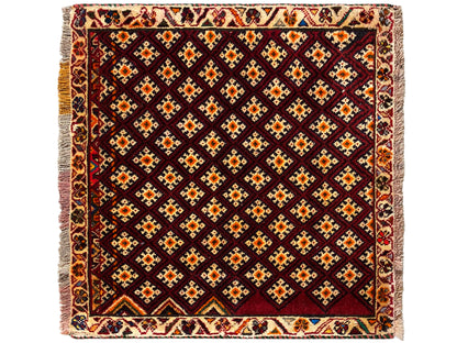 Poshti-tapijt 61x59 cm: vierkant, geometrisch ruitpatroon in donkerrood met kleurrijke accenten