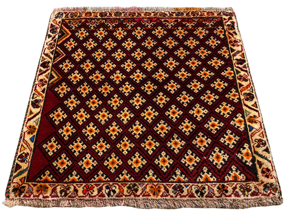Poshti-tapijt 61x59 cm: donkerrood tapijt met ruitpatroon en rondom een franjerand