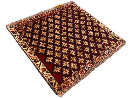 Poshti-tapijt 61x59 cm: vierkant, diagonaal gefotografeerd, geometrisch patroon, franjes aan de hoeken