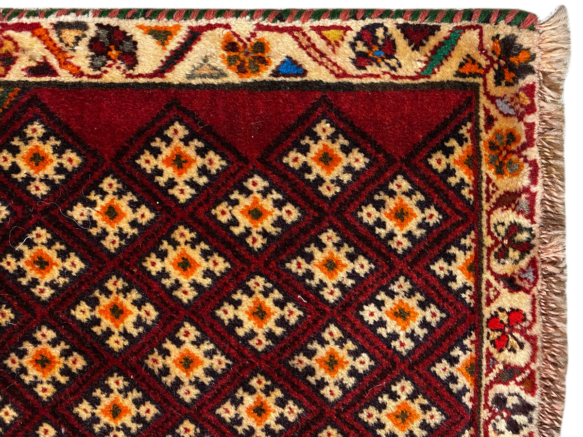 Poshti-tapijt 61x59 cm: detail aan de rand met franjes en geometrische ornamenten