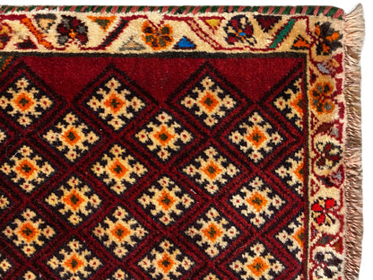 Poshti-tapijt 61x59 cm: detail aan de rand met franjes en geometrische ornamenten
