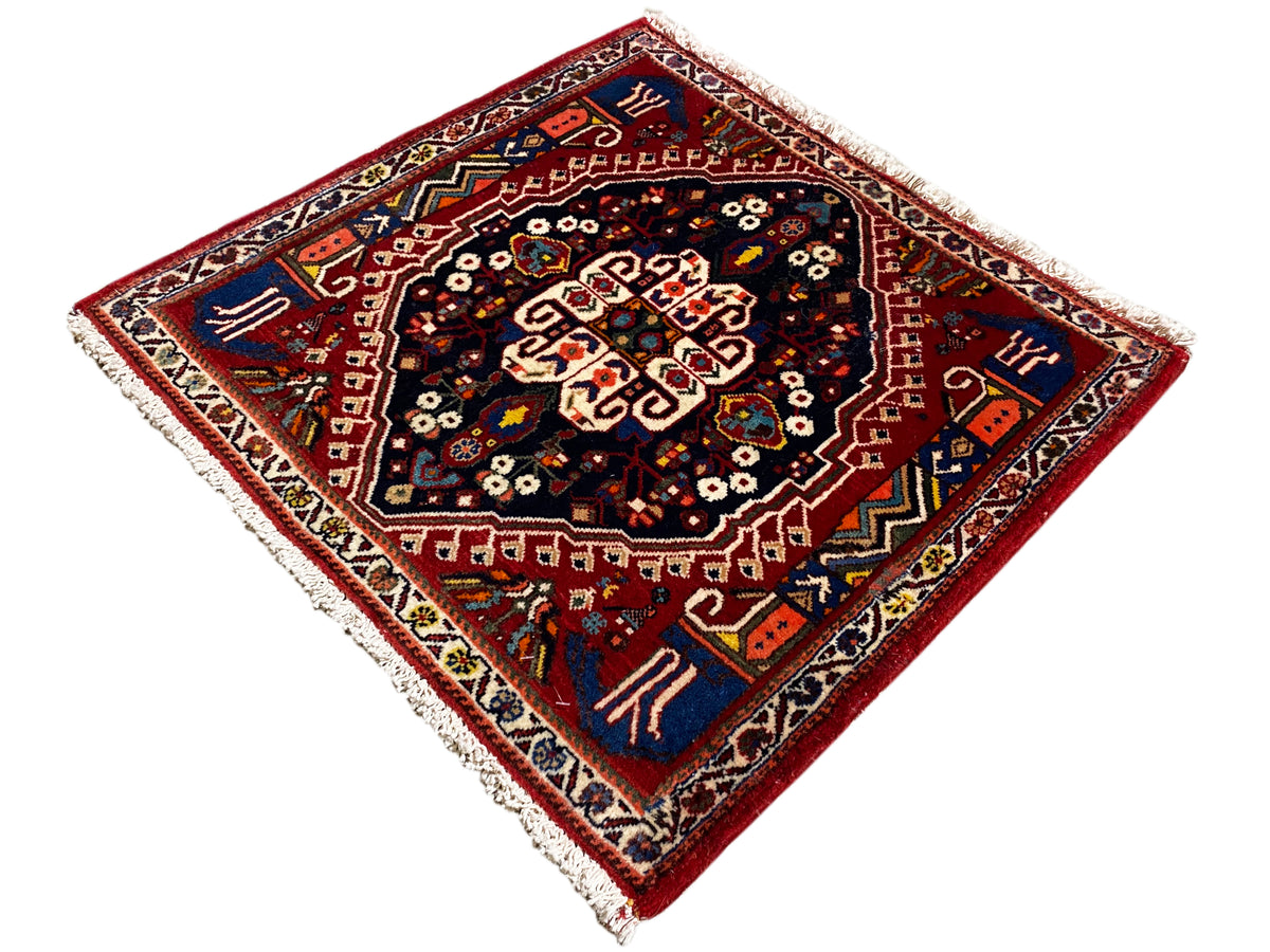 Tapijt met rode rand en donkerblauw midden, stervormig ornament, franjes