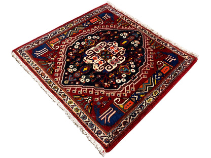 Tapijt met rode rand en donkerblauw midden, stervormig ornament, franjes