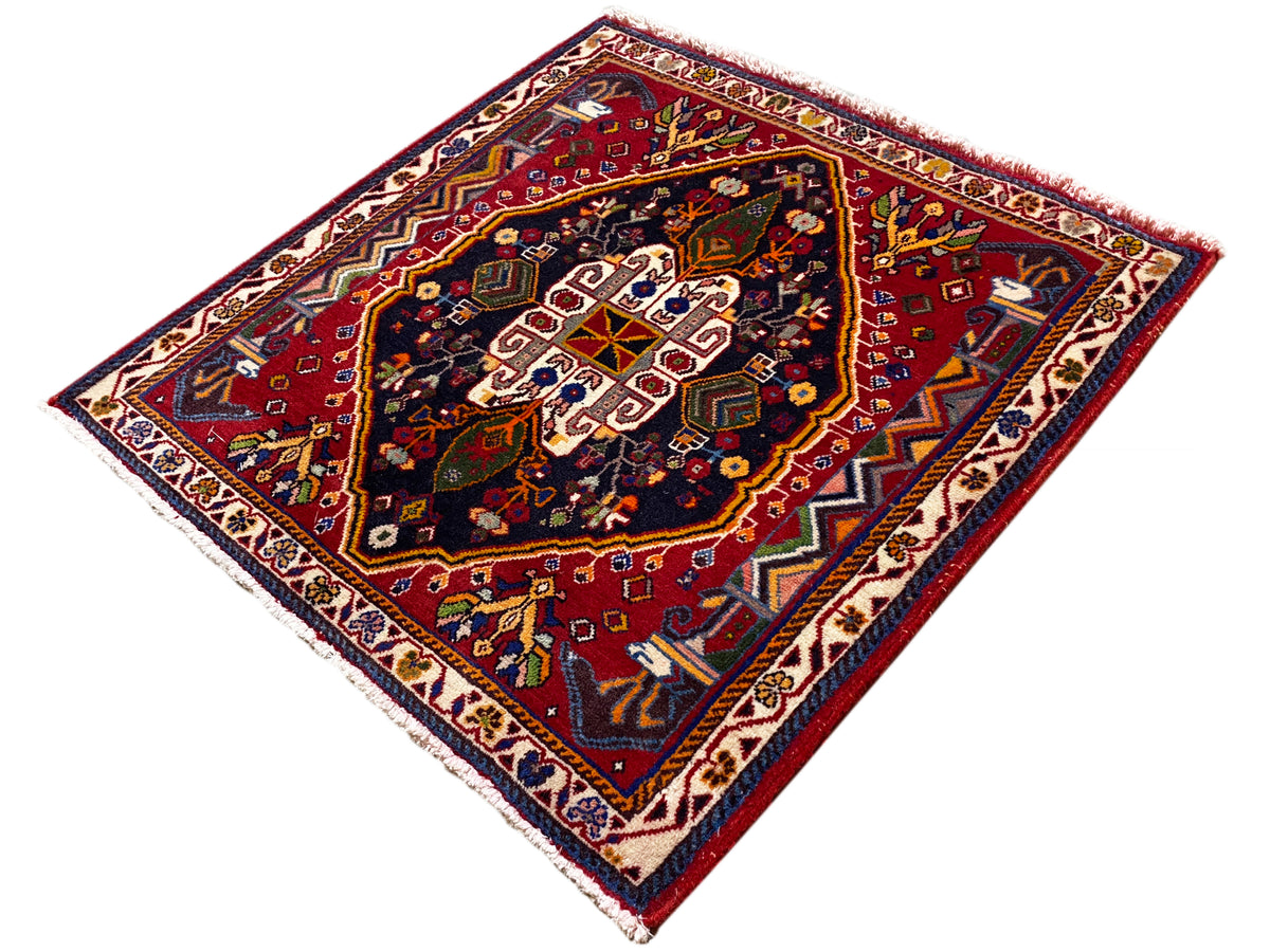 Poshti-tapijt (67×67 cm) diagonaal: roodbruine rand, blauw veld met ornamenten