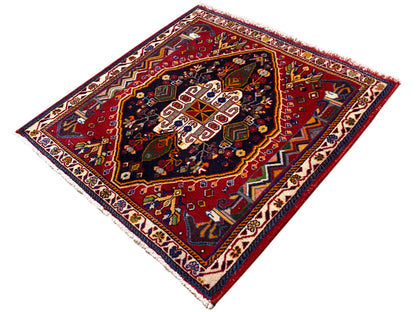 Poshti-tapijt (67×67 cm) diagonaal: roodbruine rand, blauw veld met ornamenten