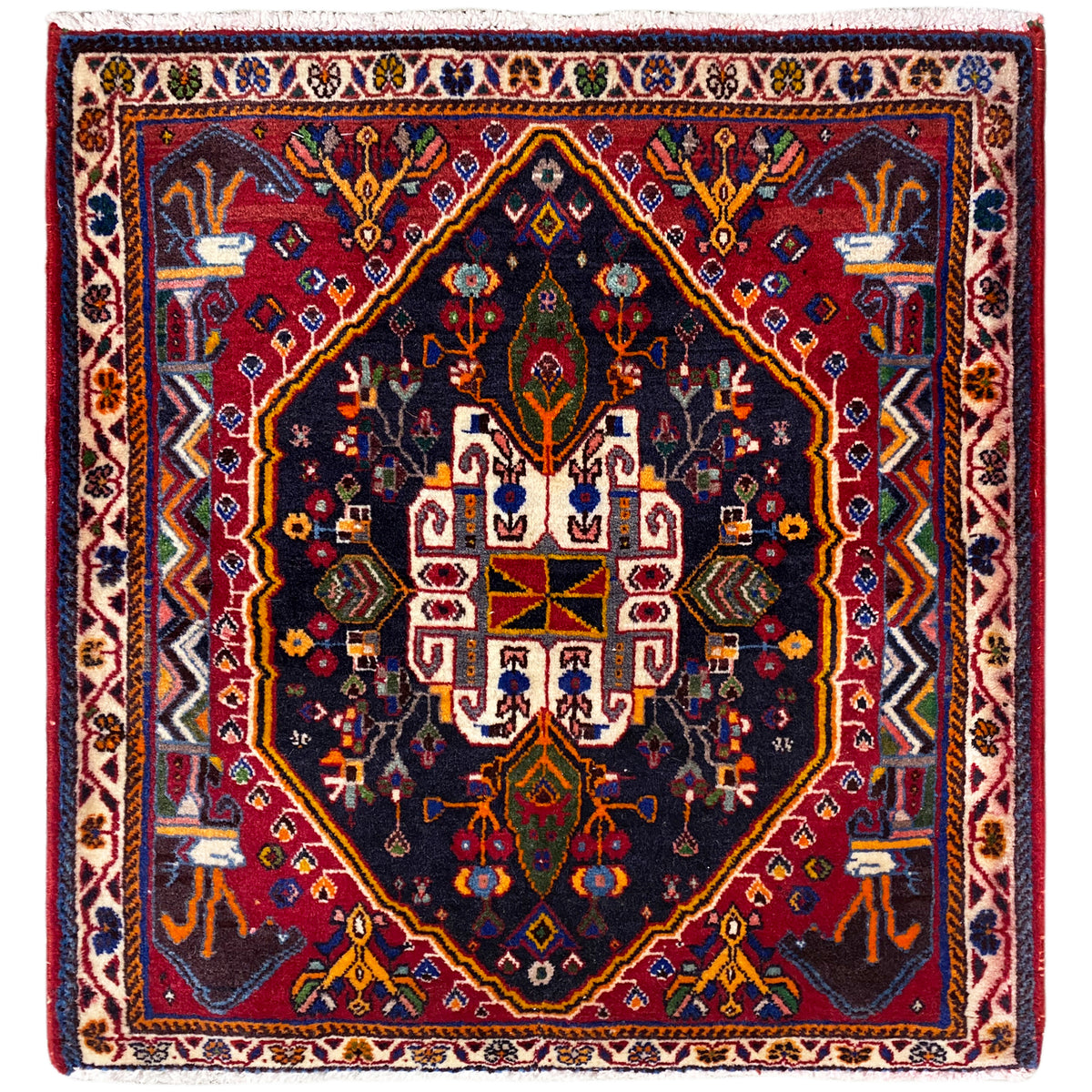 Vierkant vloerkleed met donkerblauwe ondergrond, rode rand en ornamentpatroon, 70x67 cm