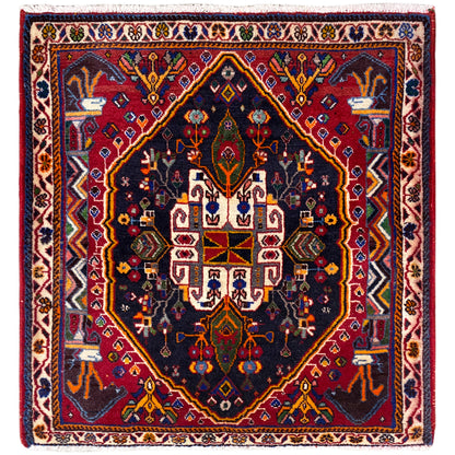 Vierkant vloerkleed met donkerblauwe ondergrond, rode rand en ornamentpatroon, 70x67 cm