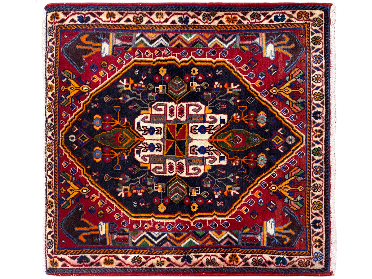 Vierkant tapijt met donkerblauwe ondergrond, rode rand en gecentreerd ornament, 70x67 cm