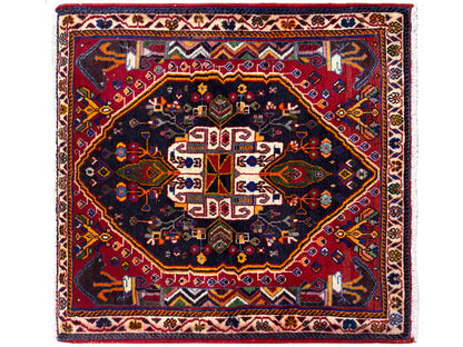 Vierkant tapijt met donkerblauwe ondergrond, rode rand en gecentreerd ornament, 70x67 cm