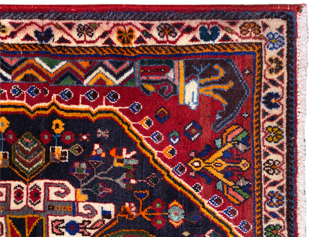 Tapijtrand met sierboord, rood-blauw patroon en witte franjes, detailweergave